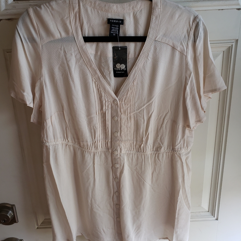 Torrid NWT cream babydoll short sleeve blouse